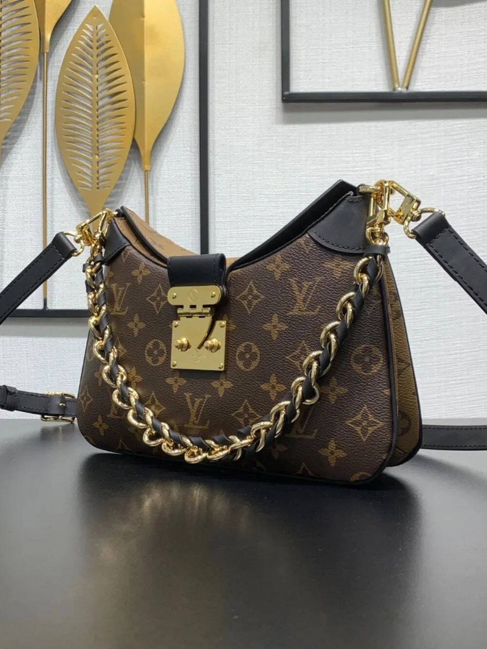 Louis Vuitton. dimensions 29